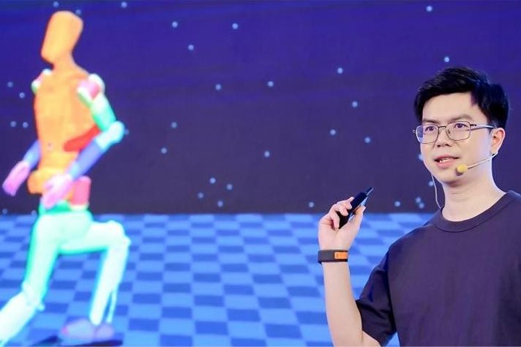 天才少年稚晖君DB真人旗舰机器人走路进场！AI模型做大脑，目标售价20万以内